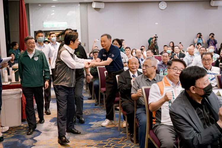 賴清德與現場地方競選幹部互動。賴清德競辦提供