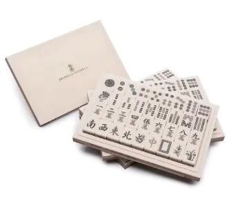 Krion胡桃木麻將套裝，24萬5600元。品牌提供