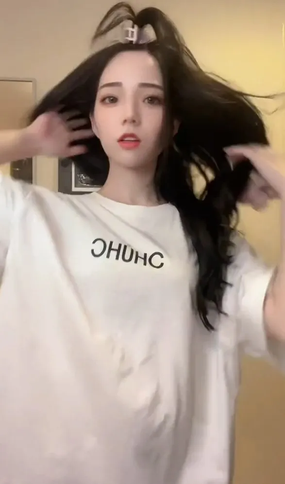 長髮正妹撥髮撩人。抖音@chu.41431 提供