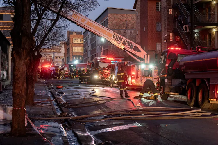 大批消防員到場灌救。路透社