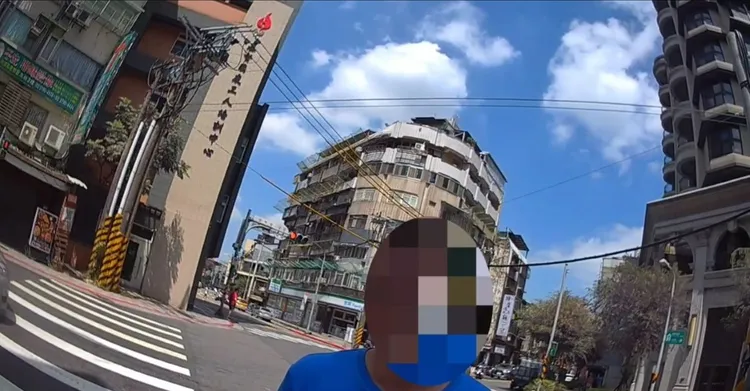 警方攔查陳男。翻攝畫面