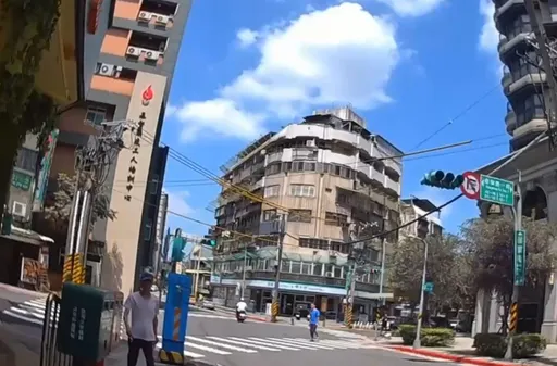 通緝犯大搖大擺逛街闖紅燈　警攔查發現他身背槍擊、毒品、詐欺3案