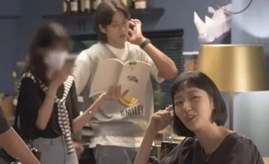 安普賢（中）2021年拍《柔美的細胞小將》，遭質疑背台詞還要工作人員幫忙拿劇本。翻攝YouTube