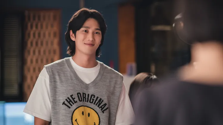 安普賢在《柔美的細胞小將》飾演具雄，不怕留長髮邋遢形象。翻攝TVING