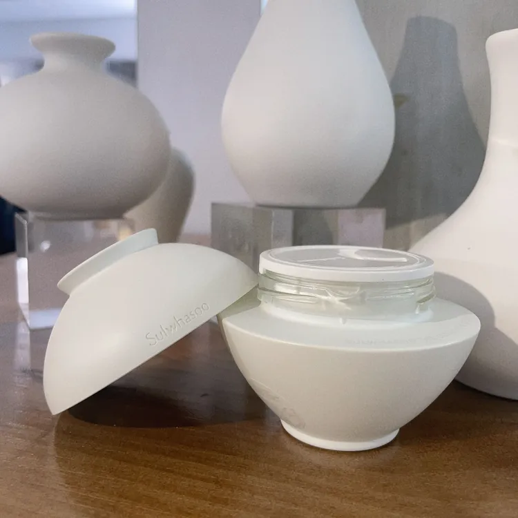 乳霜與眼霜瓶身外觀，設計靈感源自源自朝鮮王朝晚期盛行於民間的白瓷「月亮罐」。張家玲攝