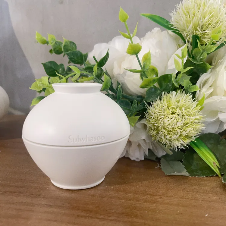 乳霜與眼霜瓶身外觀，設計靈感源自源自朝鮮王朝晚期盛行於民間的白瓷「月亮罐」。張家玲攝