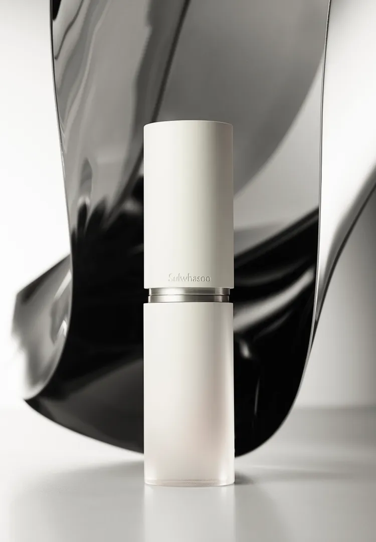 雪花秀極致臻秀精華，30ml／8900元（官網獨賣）、50ml／1萬2800元。品牌提供