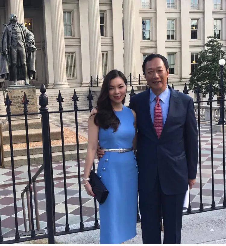 郭台銘（右）今宣布參加2024總統大選。翻攝郭台銘臉書