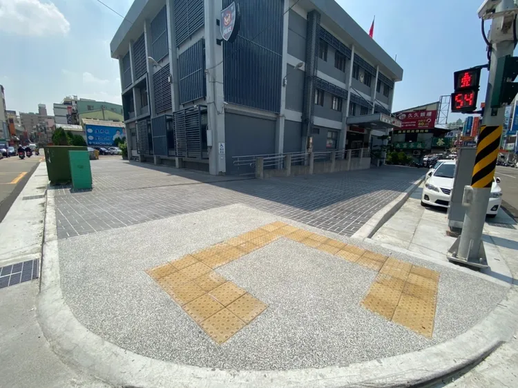 台中市人行道總長度達1,839公里，人行道普及率達64%。市府提供