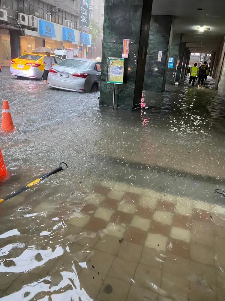 北市多處淹水。取自顏若芳臉書