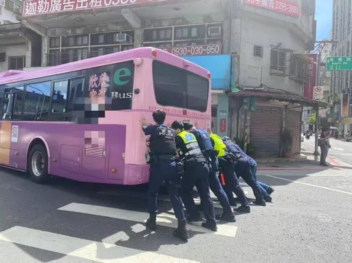 公車拋錨卡死路中 團結就是力量!文山5勇警合力推車