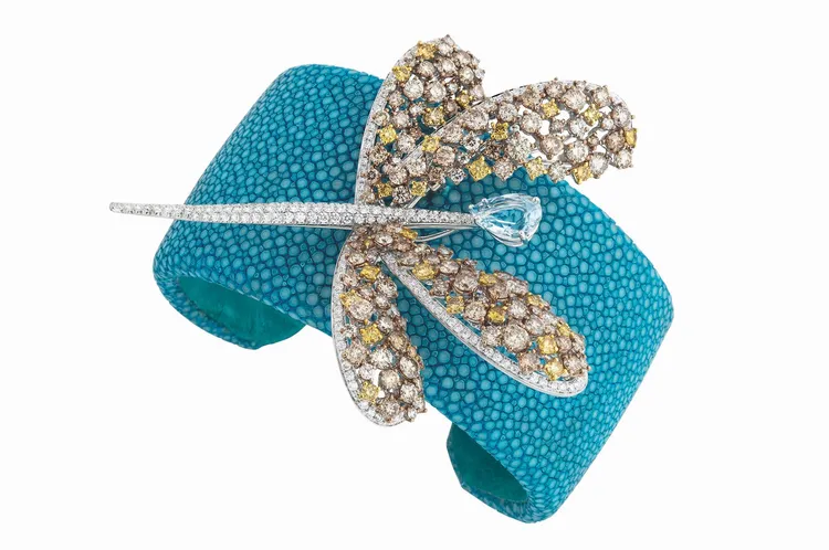 Animalia時尚動物園系列藍色珍珠魚皮蜻蜓手鐲，178萬元。品牌提供