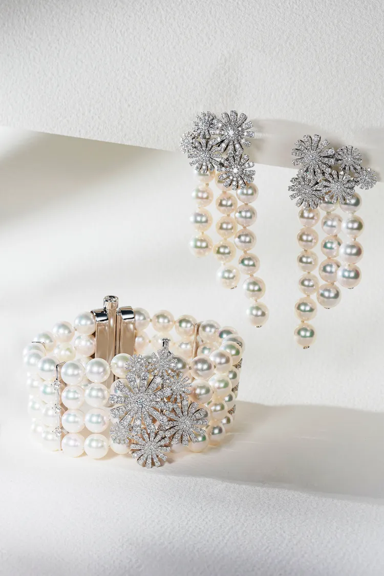 Masterpiece Margherita高級訂製珠寶珍稀之花雛菊耳環（上）120萬元、Masterpiece Margherita高級訂製珠寶珍稀之花雛菊手環（下）201萬元。品牌提供