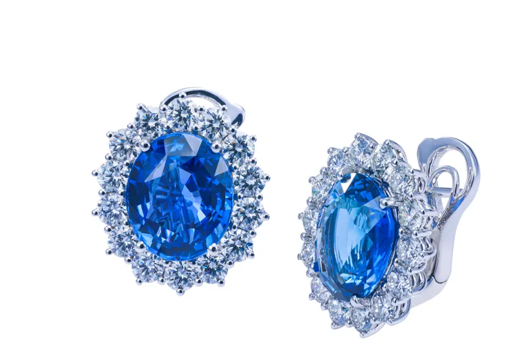 Absolute絕對經典珍藏系列高級訂製珠寶藍寶石耳環，599萬元。品牌提供