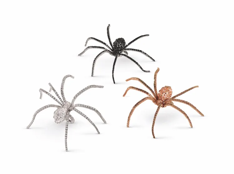 Animalia時尚動物園系列白金蜘蛛彩鑽戒指，各157萬元。品牌提供