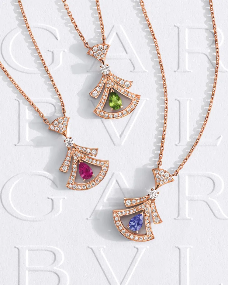 寶格麗Divas’ Dream系列中3款以鏤空玫瑰金彩寶項鍊，中央各自點綴了梨形切割碧璽、梨形切割坦桑石與梨形切割粉紅碧璽。價格店洽。品牌提供