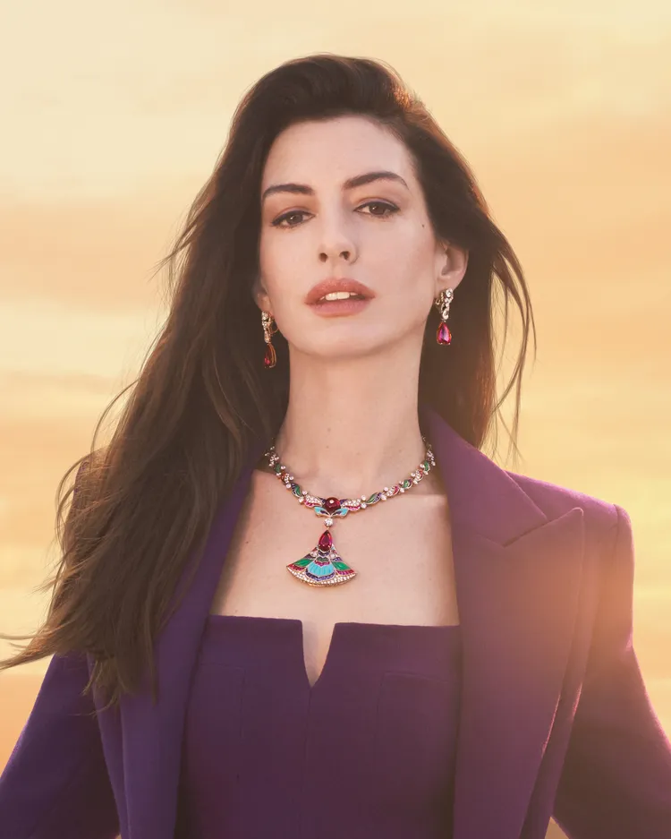 安海瑟薇戴上Divas' Dream頂級彩寶與鑽石項鍊。品牌提供