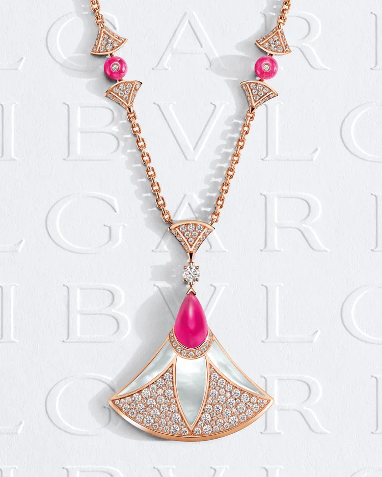 安海瑟薇佩戴寶格麗2023 Divas’ Dream系列玫瑰金粉紅碧璽與鑽石項鍊，價格店洽。品牌提供