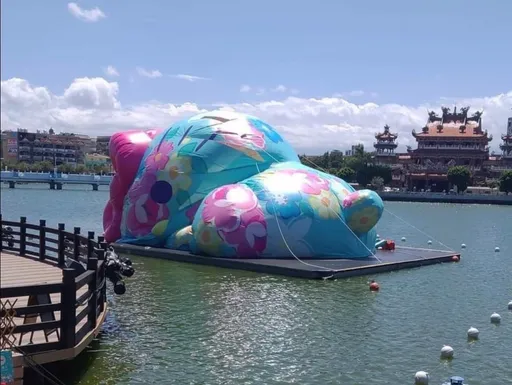 龍潭大池16米高Hello Kitty這原因「仆地」 展出喊卡!緊急修復中