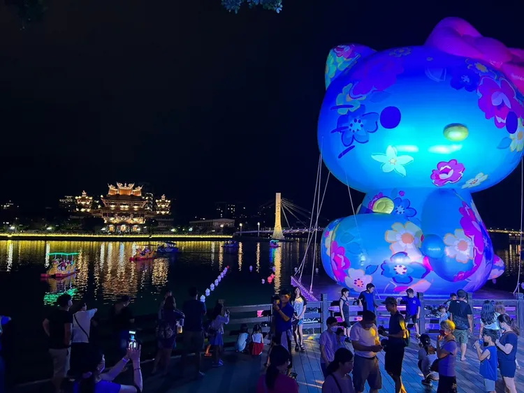 《Hello Kitty來作客》大型藝術作品破損「消風」，晚間燈光秀也一併暫停。翻攝畫面