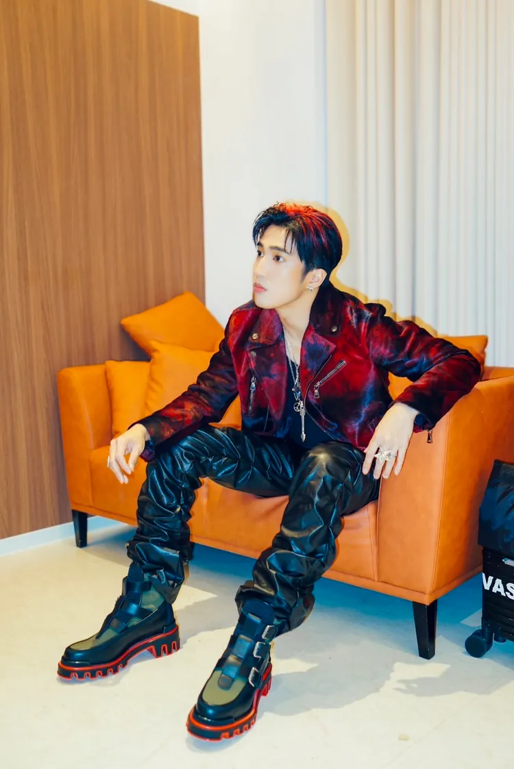 婁峻碩穿著Christian Louboutin Buckle Dune扣環裝飾異材質拼接撞色厚底短靴。品牌提供