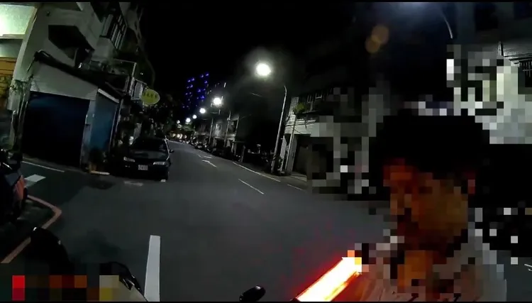 警方對黃男實施酒測。翻攝畫面