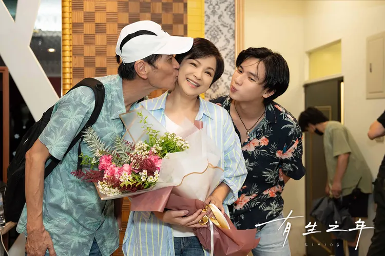 喜翔（左）和劇中孫子謝展榮（右）獻吻楊貴媚。TVBS提供