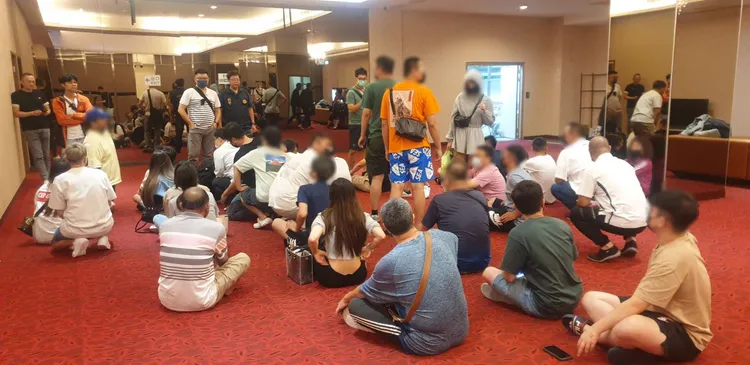 警方在現場查獲多名賭客。民眾提供