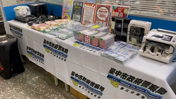 警方查扣近百萬元賭資、籌碼及大批賭具。民眾提供