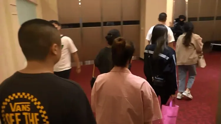 警方查獲在場女荷官。民眾提供