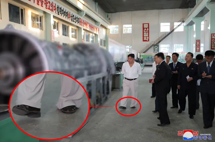 金正恩9月2日視察工廠，依然是涼鞋style。路透社