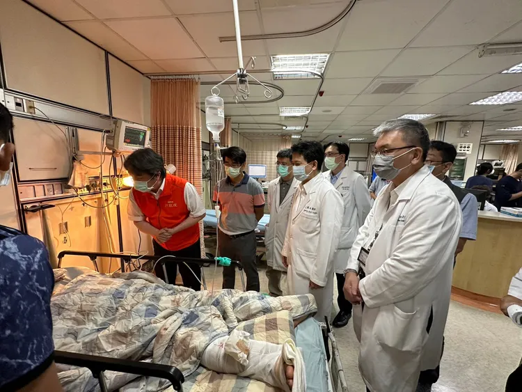 衛福部次長王必勝前往醫院探視爆炸傷患。翻攝王必勝臉書