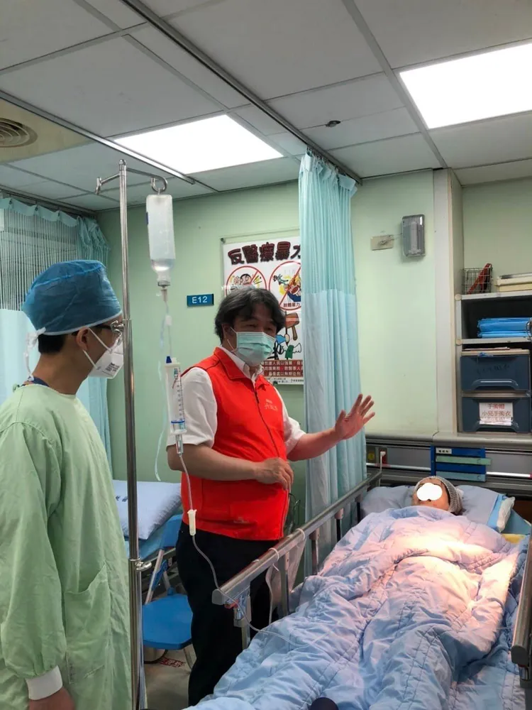 衛福部次長王必勝前往醫院探視爆炸傷患。翻攝王必勝臉書