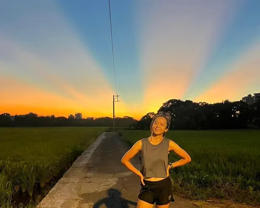 天上射出「紅彩帶」！絕美霞光渲染天空　正妹YTR興奮：太幸運