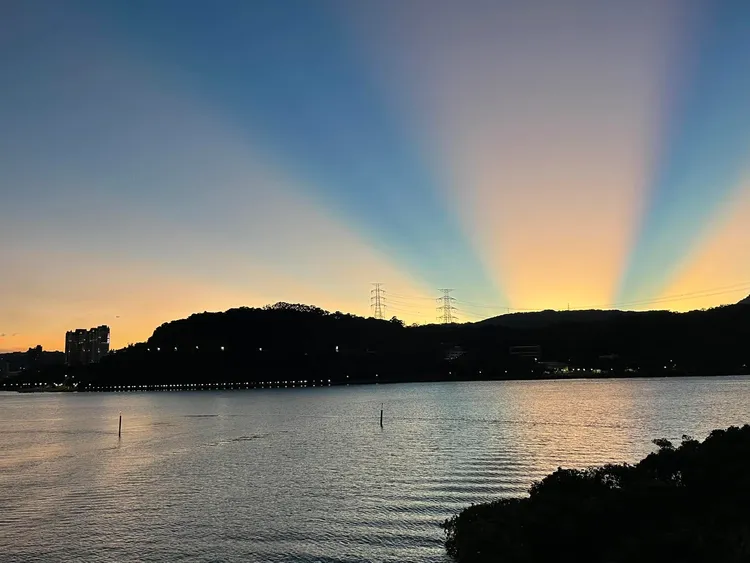 吳淡如昨在關渡附近拍到霞光。翻攝自吳淡如臉書