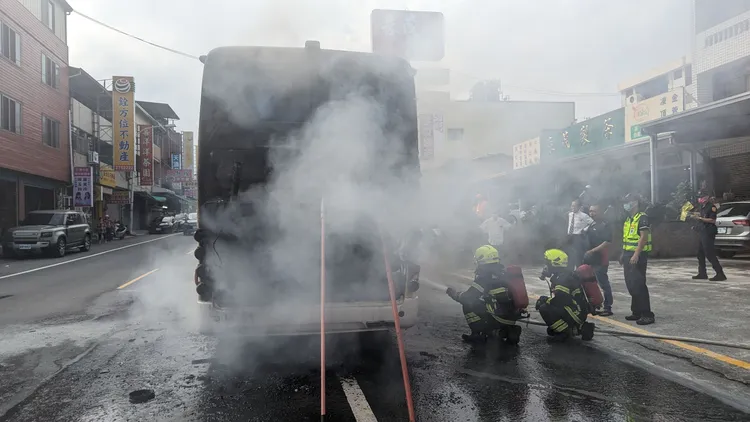 消防人員不斷朝遊覽車射水。南投縣消防局提供
