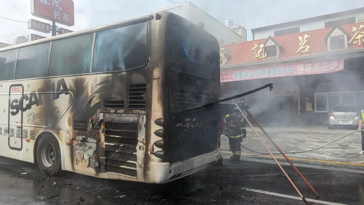 遊覽車尾部整個被燒黑。南投縣消防局提供