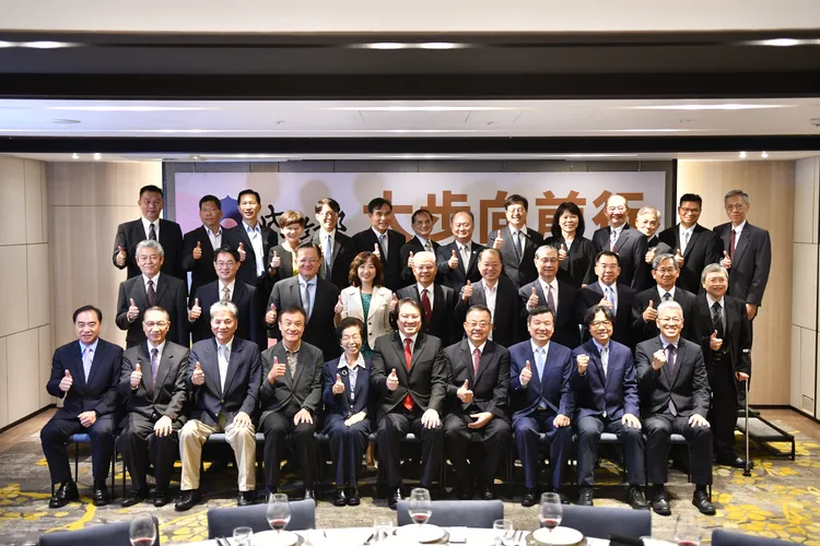 林右昌部長與歷任7位部長及內政部所有單位主管共同合影見證組織改造成功。內政部提供