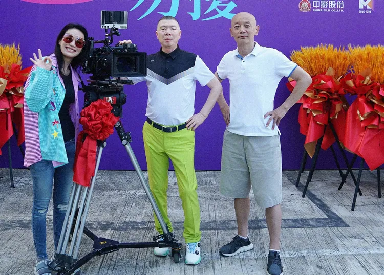 馮小剛（中）6月時出席新片《非誠勿擾3》開機儀式，與男女主角葛優（右）及舒淇合影。翻攝馮小剛微博