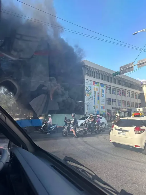 輔大校門口竄火煙嚇壞用路人　原來是木棧道維修工程出包