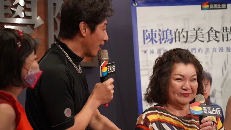 資深藝人秦菲菲（右）現身陳鴻新書發布會。陳鴻提供