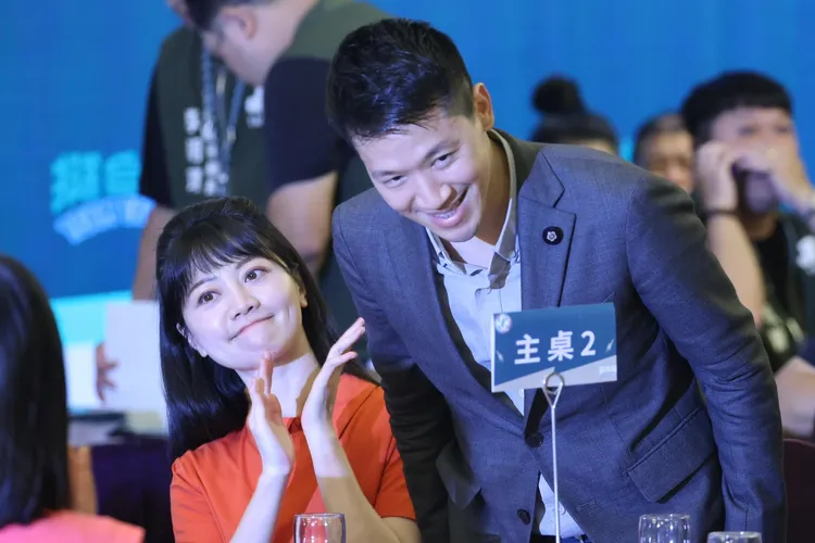 民進黨立委高嘉瑜（左）、何志偉（右）比鄰而坐。林林攝