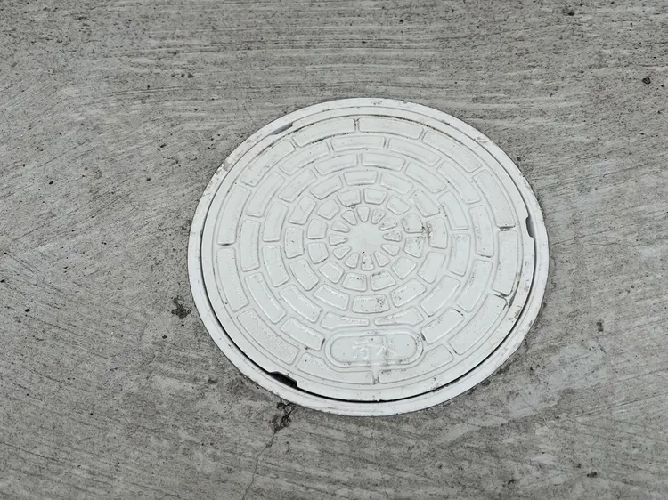 新竹縣開徵污水下水道使用費，縣府提醒民眾檢視排水溝處是否有標示「污水」字樣的白色塑膠或金屬製的孔蓋。