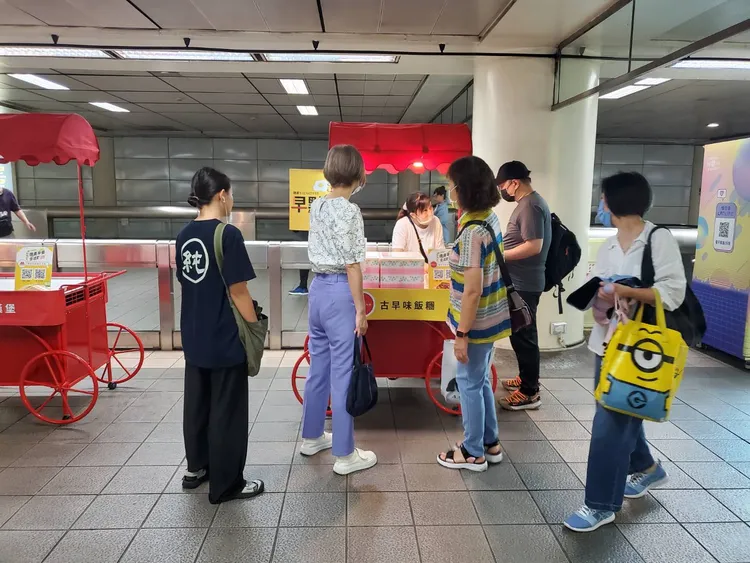 早餐節開跑，雙連站通勤族排隊快閃攤買早餐。北捷提供