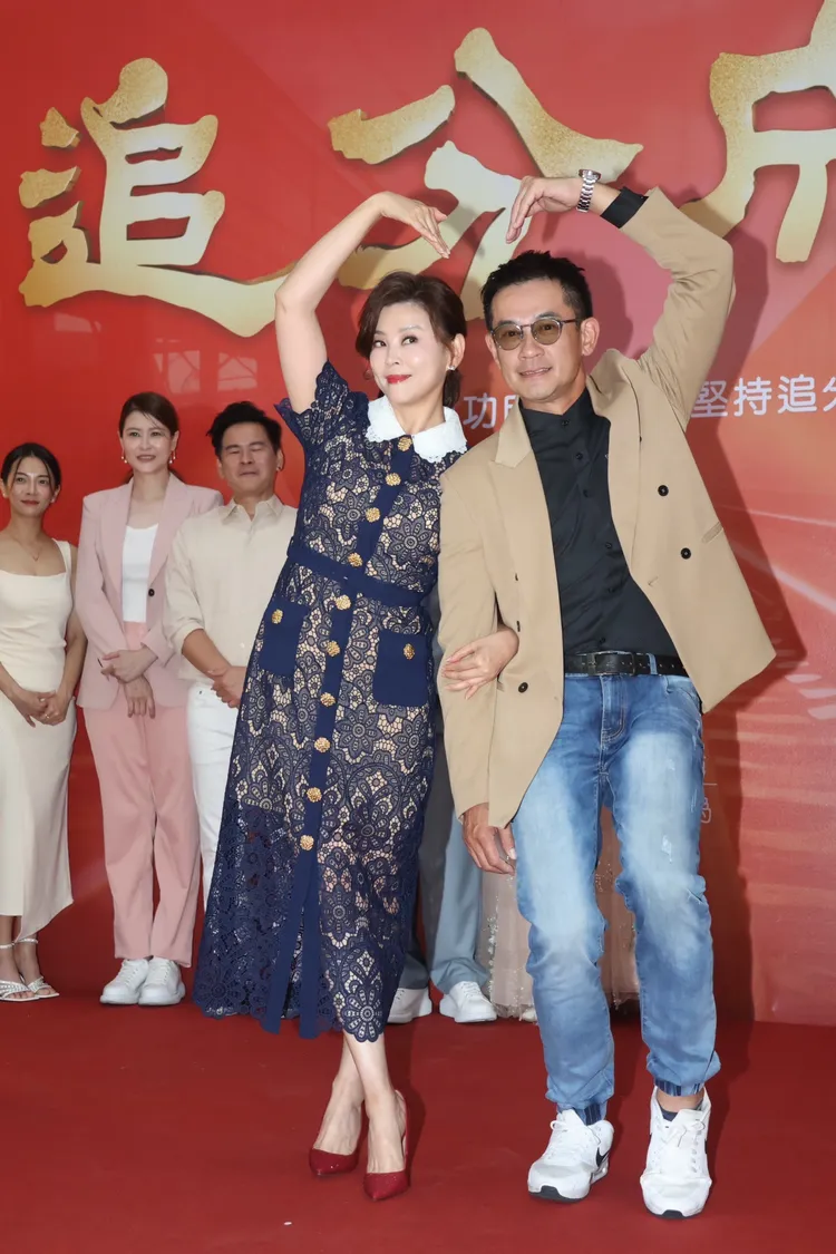 柯叔元（右）和方馨比出人體愛心。彭欣偉攝