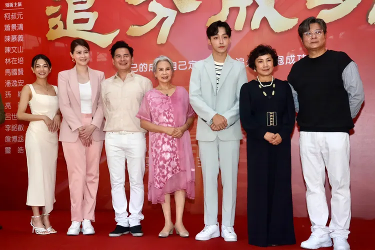 謝麗金（右二）久未參與八點檔演出。彭欣偉攝