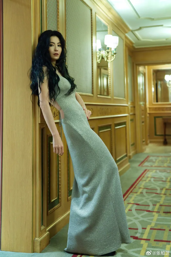 張柏芝身著銀色系露背禮服搭配浪漫大捲髮唯美現身TOM FORD秀場。翻攝張柏芝微博