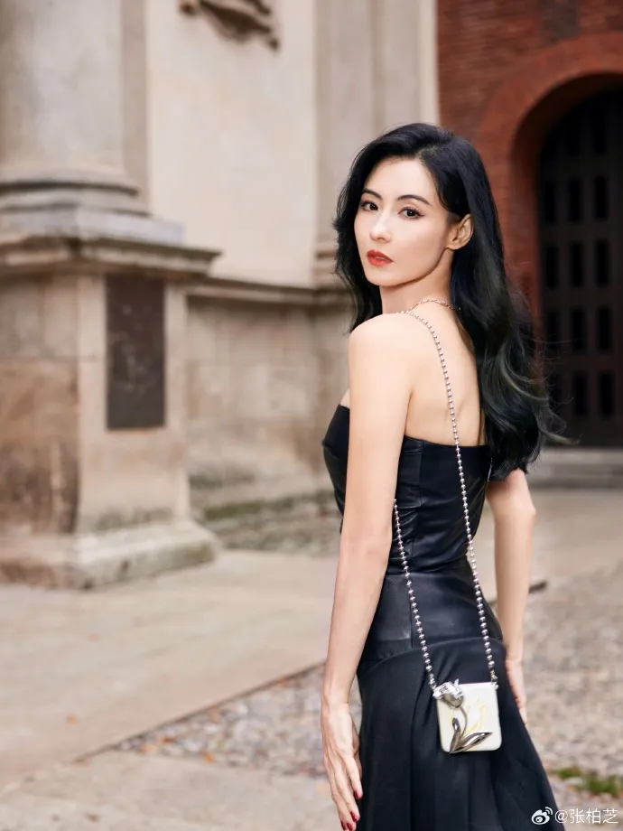 張柏芝在米蘭街頭拍攝時尚美照。翻攝張柏芝微博