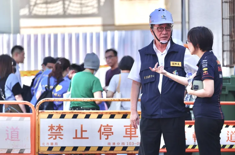 北市副市長李四川人在災區安撫災民。林林攝