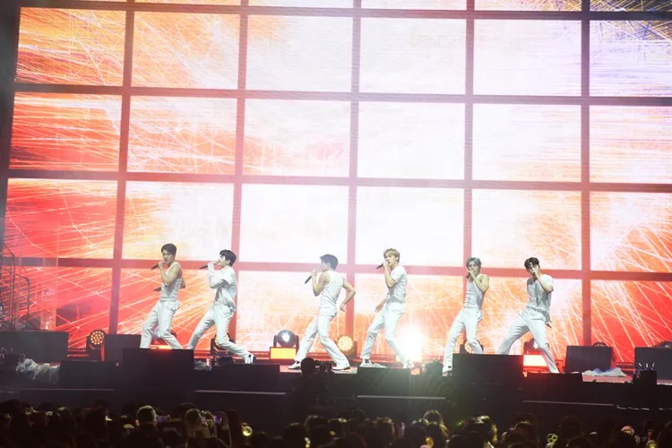 INFINITE唱到一半全員衝下台，與粉絲比心自拍。D-SHOW提供